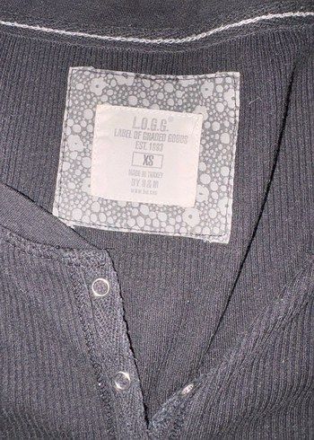 Düğmeli Siyah V Yaka Kısa Kollu Kadın Tişört - Görsel 2