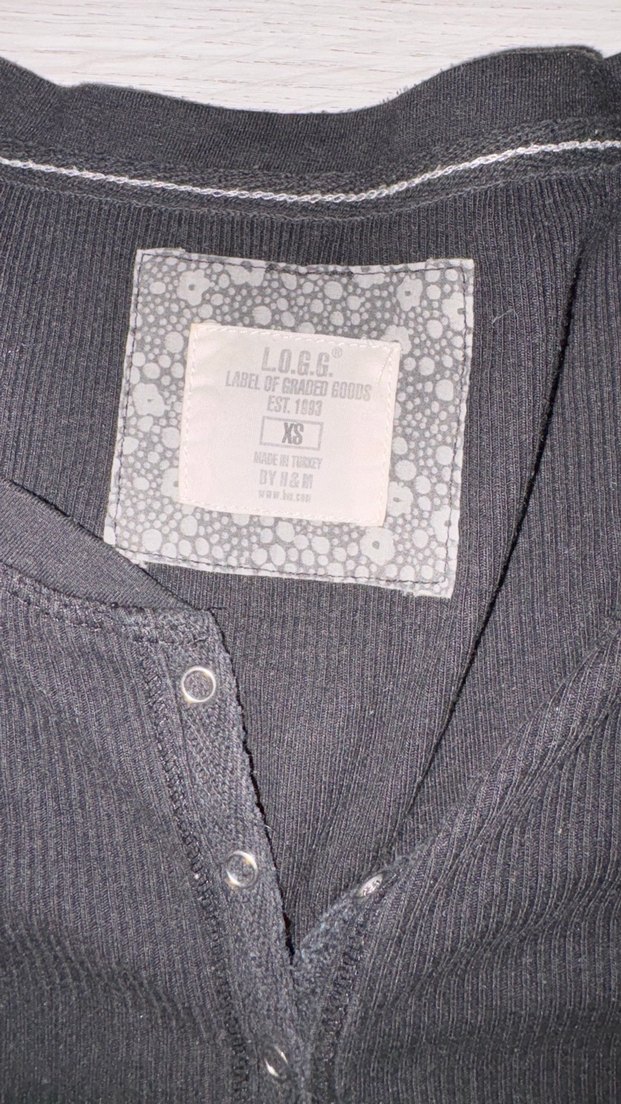 Düğmeli Siyah V Yaka Kısa Kollu Kadın Tişört - Görsel 2