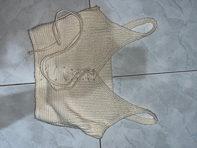 Bej askılı crop