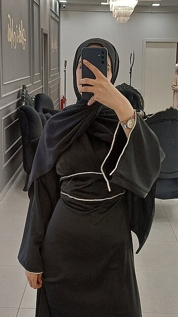 siyah detaylı elbise