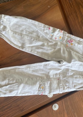 Zara model 4 yaş Nakışlı Beyaz Kız Pantolonu