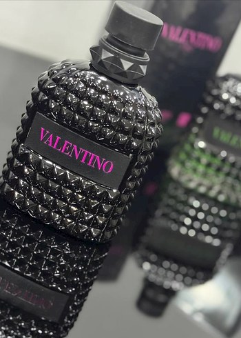 Valentino Parfümü Siyah Şişede