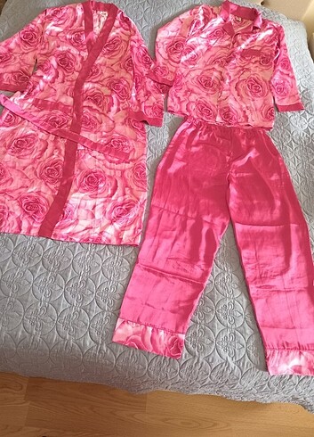 Saten pijama takımı sabahlığıyla birlikde