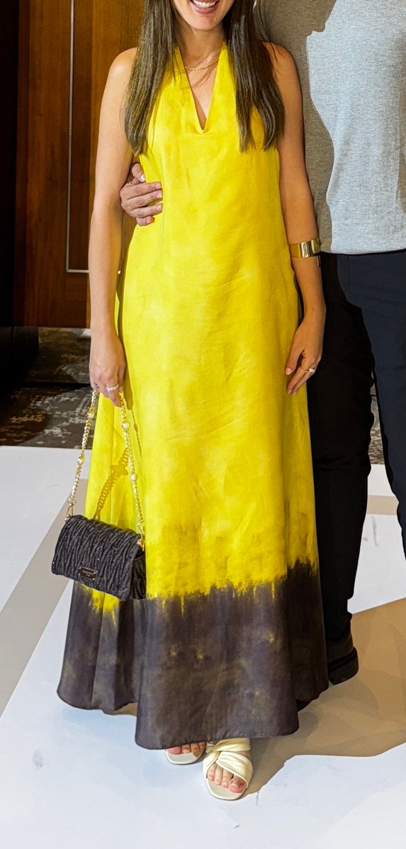 Sarı Bağlama Desenli Uzun İpek Elbise boyundan bağlamalı - Görsel 2