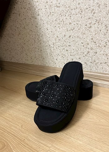 Siyah Boncuk İşlemeli Dolgu Topuk Kadın Terlik