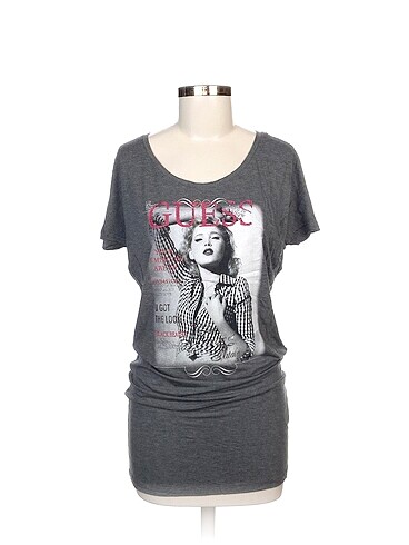 Guess T-shirt %70 İndirimli.