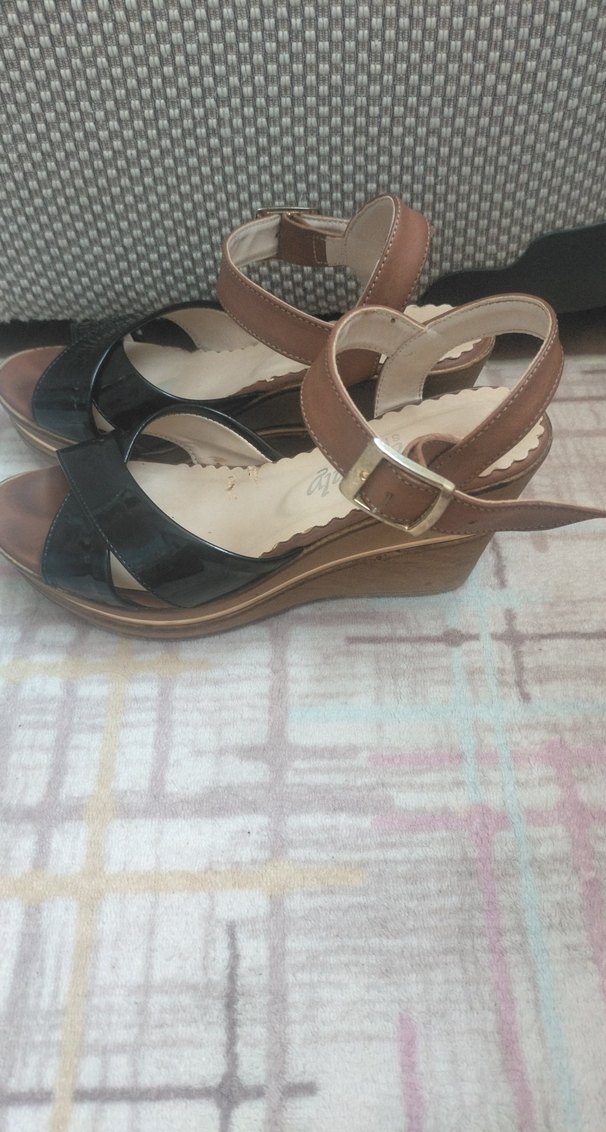 Kahverengi Tokalı Dolgu Topuklu Kadın Sandalet - Görsel 2