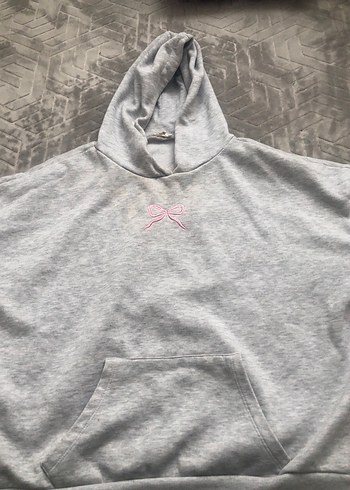 Gri Kapüşonlu Sweatshirt Nakışlı Fiyonk Detaylı - Görsel 2