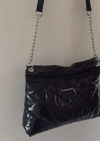 Zincir Detaylı Parlak Siyah Kadın Çanta - Görsel 2