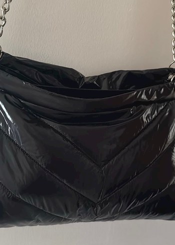 Zincir Detaylı Parlak Siyah Kadın Çanta - Görsel 3