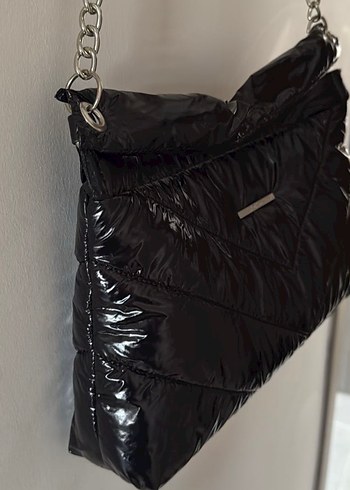 Zincir Detaylı Parlak Siyah Kadın Çanta - Görsel 4
