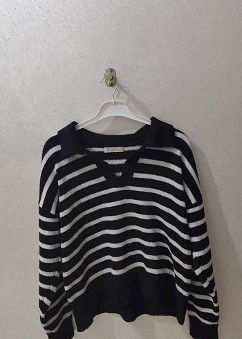 V Yaka Siyah Beyaz Çizgili Triko Kazak - Görsel 2