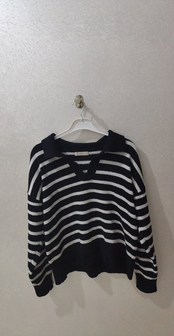 V Yaka Siyah Beyaz Çizgili Triko Kazak - Görsel 2