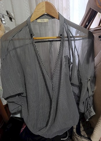 Gri Çizgili V Yakalı Düğmeli Kadın Gömlek - Görsel 3