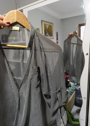 Gri Çizgili V Yakalı Düğmeli Kadın Gömlek - Görsel 2