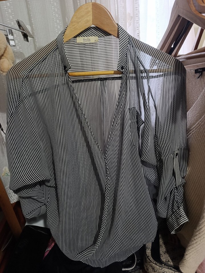 Gri Çizgili V Yakalı Düğmeli Kadın Gömlek - Görsel 3