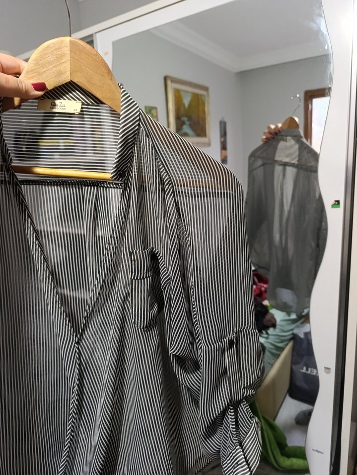 Gri Çizgili V Yakalı Düğmeli Kadın Gömlek - Görsel 2