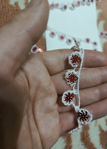 Beyaz İp ve Kırmızı Pul Detaylı Bohem Süsleme - Görsel 2