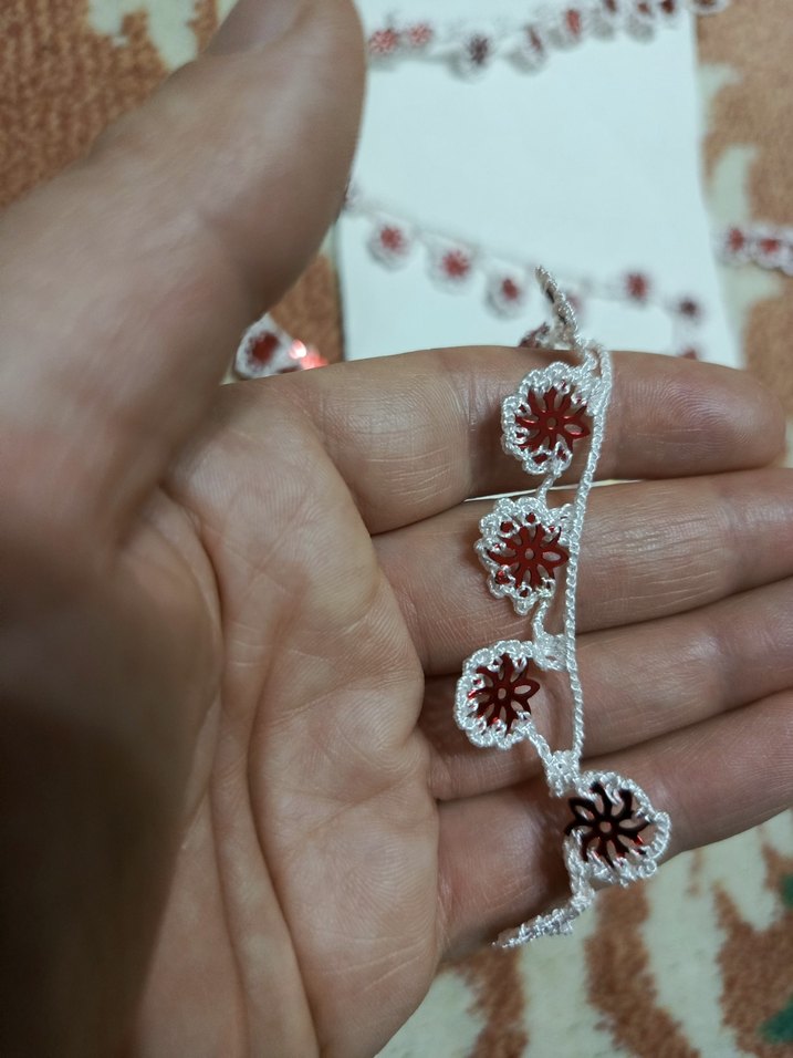 Beyaz İp ve Kırmızı Pul Detaylı Bohem Süsleme - Görsel 2