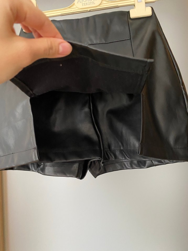 Siyah Deri Mini Şort - Görsel 2