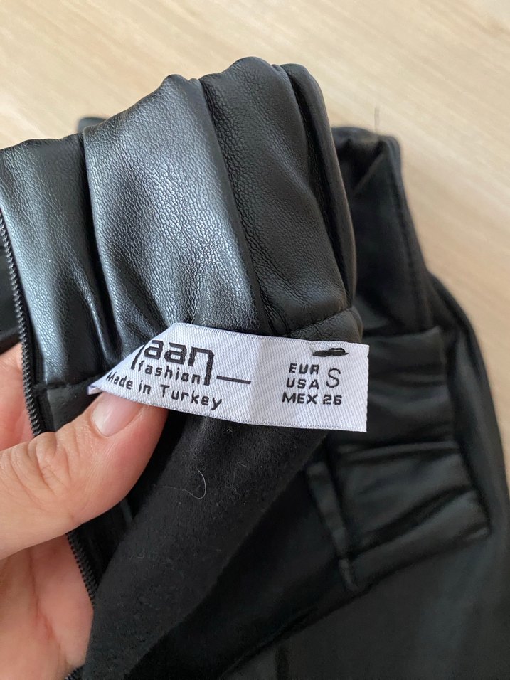 Siyah Deri Mini Şort - Görsel 4