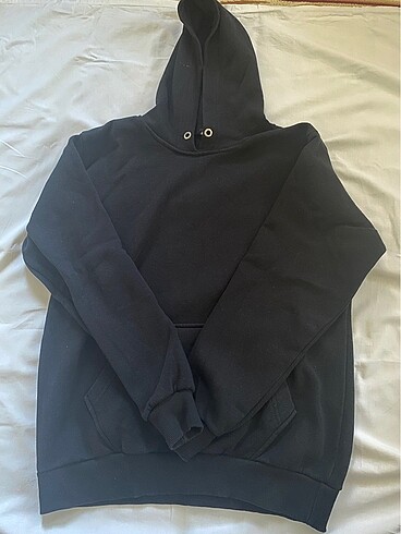 Siyah kapüşonlu sweatshirt
