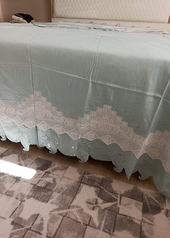 Taç Nakışlı Pastel mavi Yatak Örtüsü