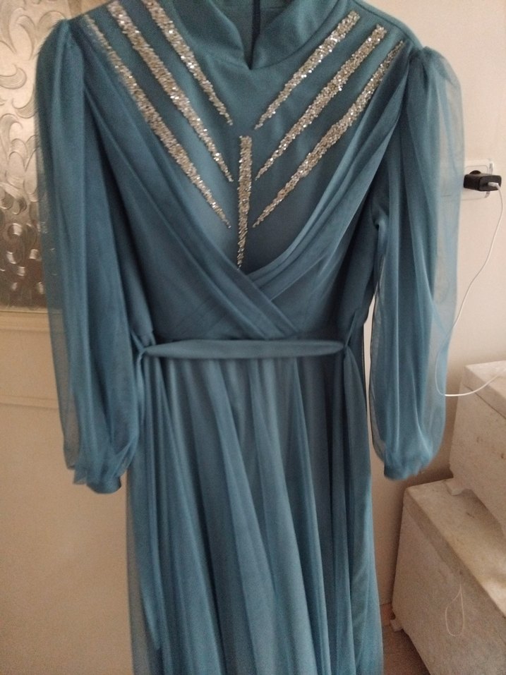 Uzun V Yaka İşlemeli Turkuaz Abiye - Görsel 2