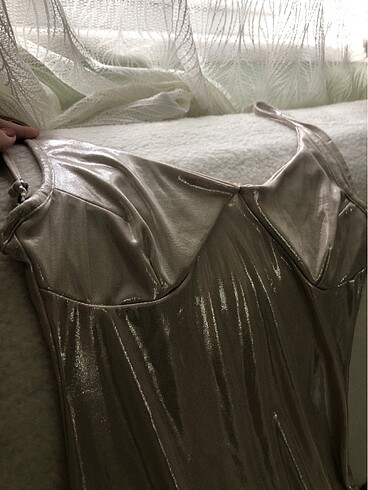 Parlak görünümlü elbise - Görsel 4