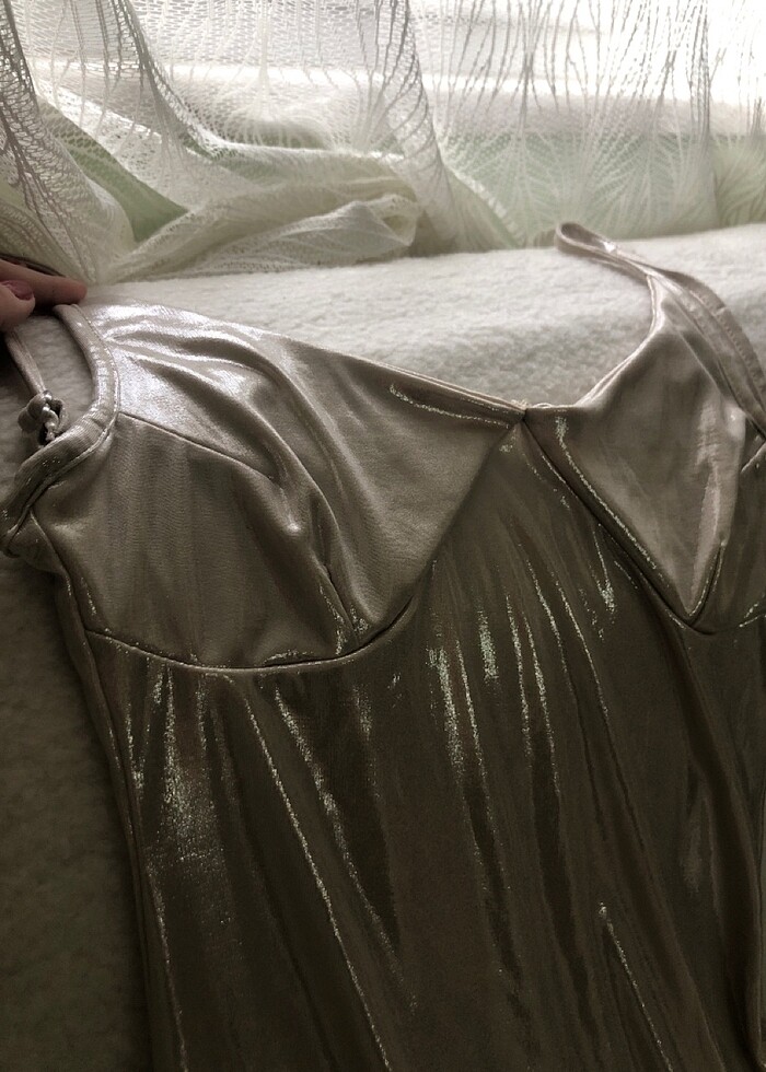 Parlak görünümlü elbise - Görsel 4