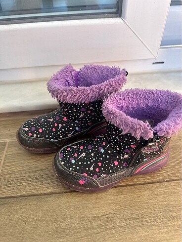 26 numara Skechers ışıklı kız çocuk botu