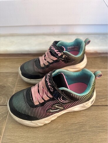 28 numara ışıklı Skechers kız çocuk ayakkabı
