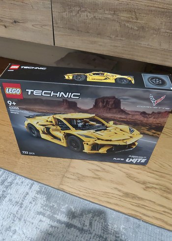 LEGO Technic Sarı Chevrolet Corvette 42205