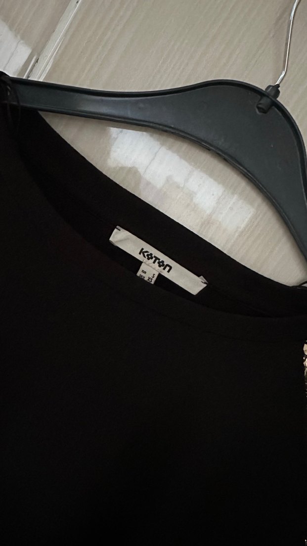 Parlak Yılan Desenli Siyah Kadın Bluz - Görsel 3