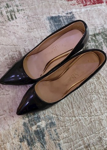 Siyah Parlak Stiletto Topuklu Kadın Ayakkabı
