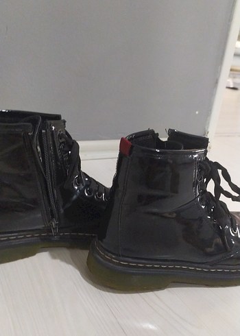 37 Beden Siyah Deri Bağcıklı Punk Tarz Kadın Botları