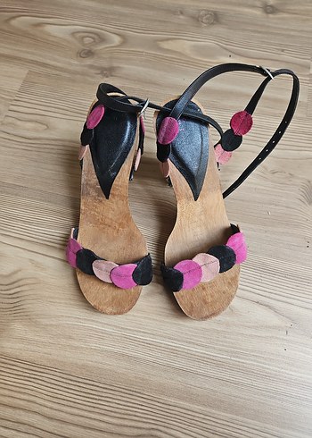Kemerli Pembe Bohem Kadın Dolgu Topuklu Sandalet