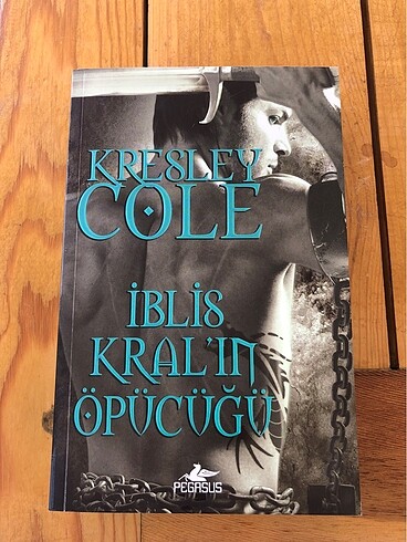 İBLİS KRAL?IN ÖPÜCÜĞÜ-KRESLEY COLE