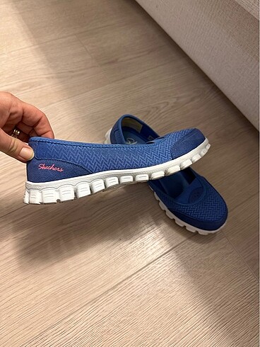 Sketchers 38.5 yepyeni, beyaz olani da hediye edecegim o da gaye