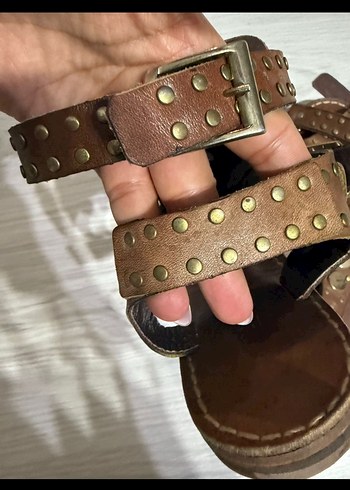37 Beden kahverengi Renk Bodrumlu Hakiki Deri Bej Metalik Sandalet