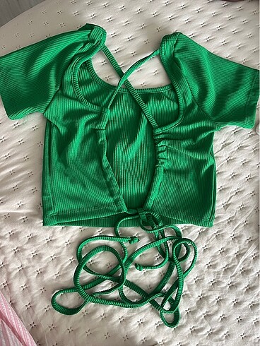 Bershka sırtı baglamalı crop