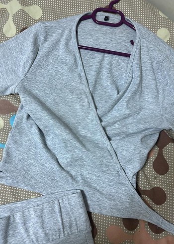 Gri V Yakalı Kadın Spor Üstü - Görsel 3