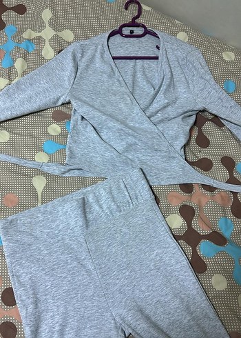 Gri V Yakalı Kadın Spor Üstü - Görsel 2