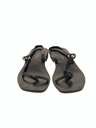 37 Beden siyah Renk Charles & Keith Sandalet %70 İndirimli.