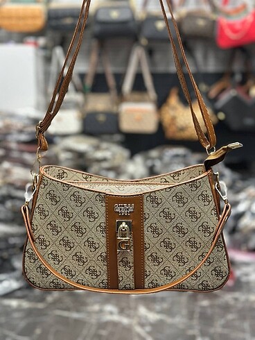 Guess Astarcı Fermuar kapamalı Çift askılı Çıkarılabilir askılı