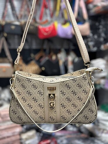 Guess Astarcı Fermuar kapamalı Çift askılı Çıkarılabilir askılı