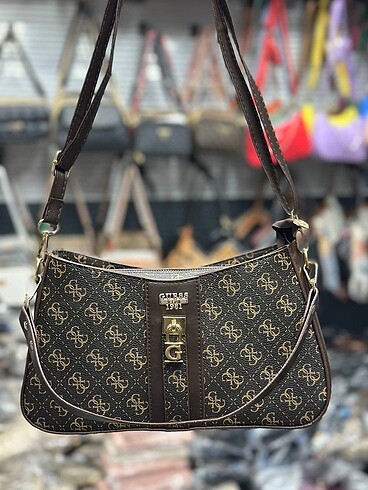 Guess Astarcı Fermuar kapamalı Çift askılı Çıkarılabilir askılı
