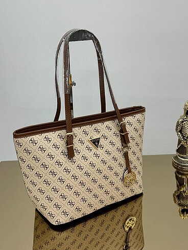 Guess Kova model Astarlı İçinde fermuarsız cep var Uzun askı y