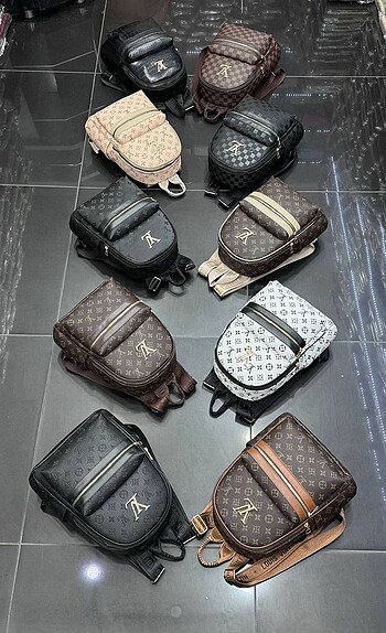 Louis Vuitton Louis Vuitton Astarsız 2 gözlü Fermuar kapamalı Yanlarda cep m