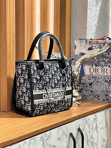 Dior Astarlı Fermuar kapamalı Uzun askı yok ÖLÇÜ: 27*26